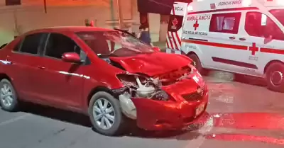 Choca motociclista con un auto en la colonia San Benito