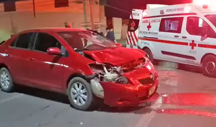 Choca motociclista con un auto en la colonia San Benito