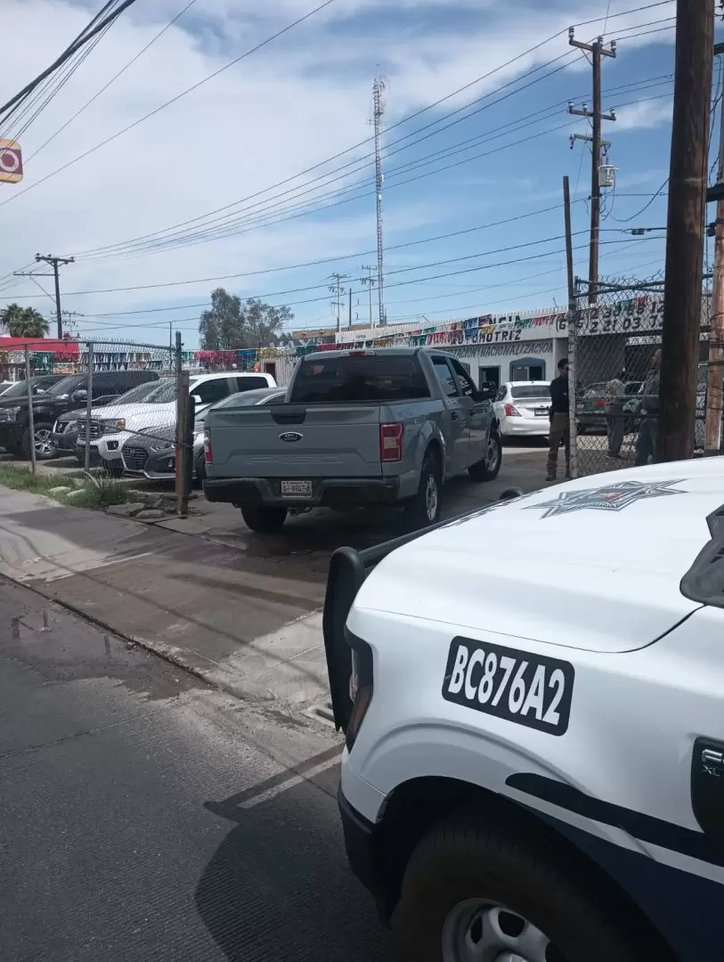 Recuperan durante cateo un veh�culo robado