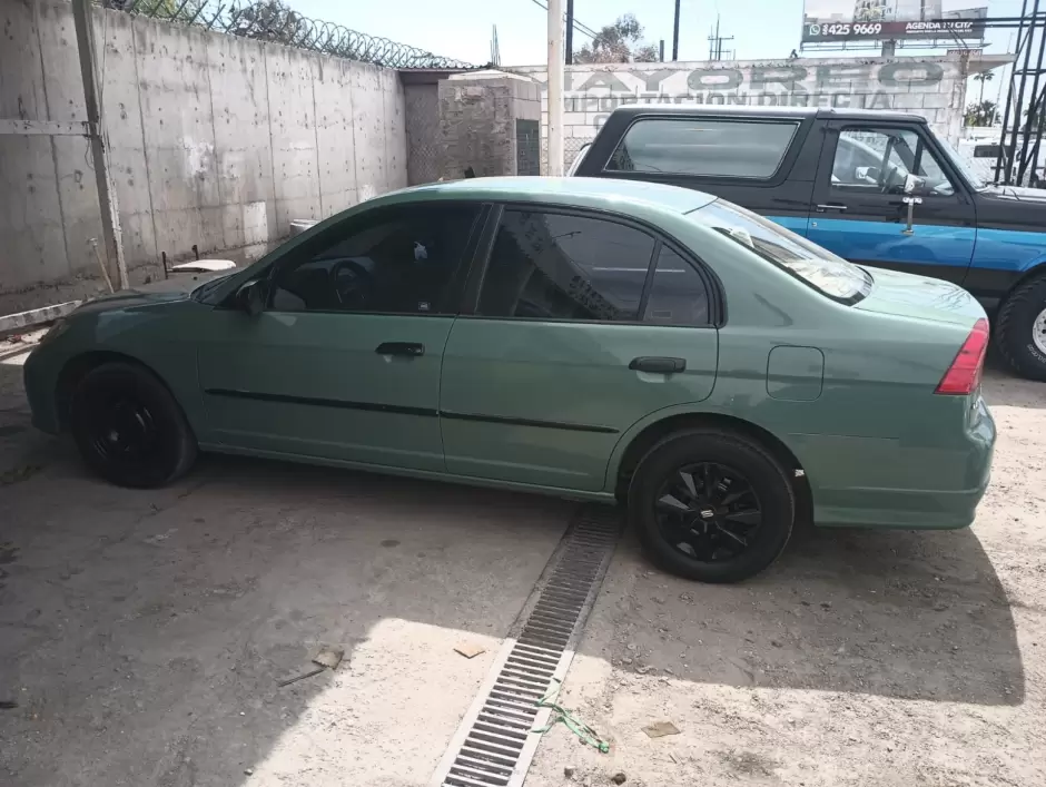 Recuperan durante cateo un veh�culo robado