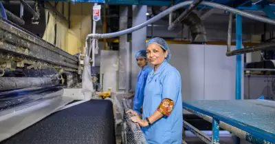 Mujeres en una f�brica textil, trabajando con maquinaria, mostrando el trabajo e