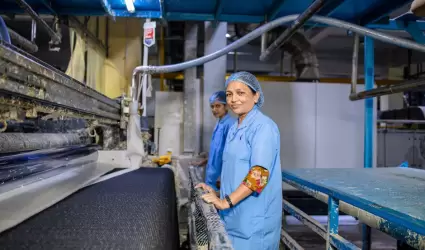 Mujeres en una f�brica textil, trabajando con maquinaria, mostrando el trabajo e