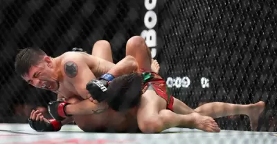 Brandon Moreno (rojo) vence al australiano Steve Erceg en el combate estelar de 