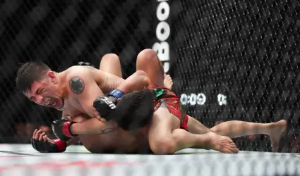 Brandon Moreno (rojo) vence al australiano Steve Erceg en el combate estelar de 