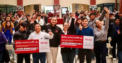 Entregan est�mulos econ�micos a universitarios rosaritenses