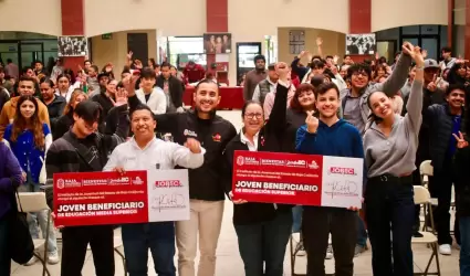Entregan est�mulos econ�micos a universitarios rosaritenses