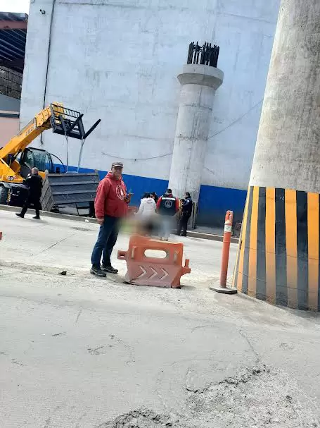 Obrero cae de gr�a en construcci�n del Viaducto Elevado en Zona Centro
