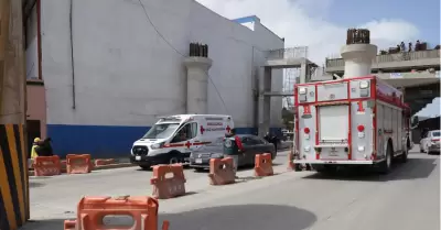 Obrero cae de gr�a en construcci�n del Viaducto Elevado en Zona Centro