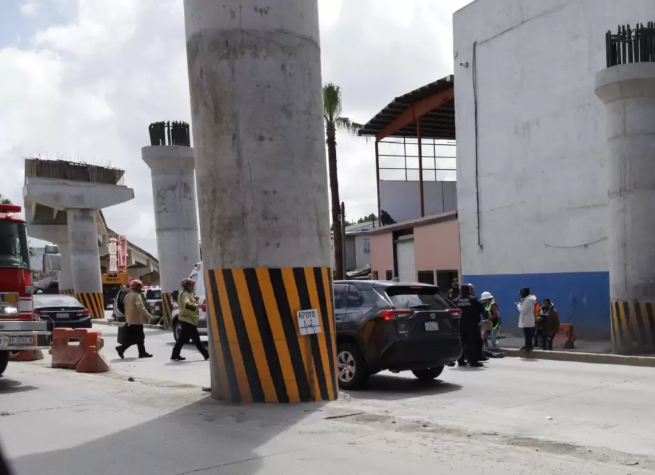 Obrero cae de gr�a en construcci�n del Viaducto Elevado en Zona Centro