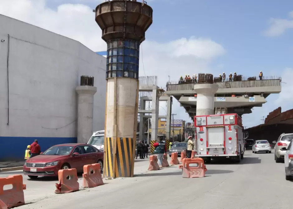 Obrero cae de gr�a en construcci�n del Viaducto Elevado en Zona Centro