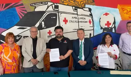 Firma de convenio entre Cruz Roja y Cl�nica Veintec