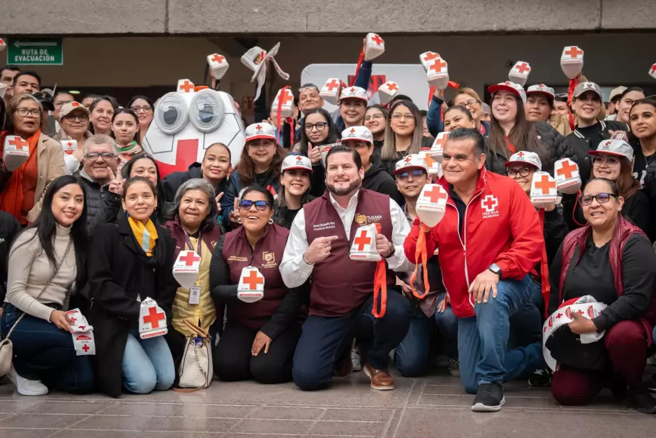 Da presidente municipal Ismael Burgue�o banderazo de arranque al Boteo Masivo Cruz Roja 2025