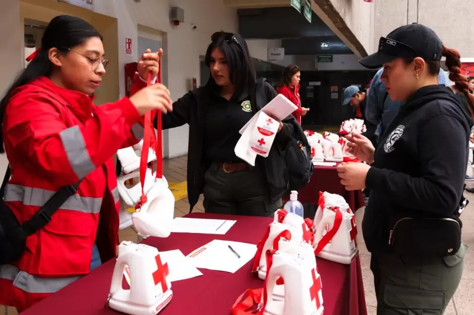 Da presidente municipal Ismael Burgue�o banderazo de arranque al Boteo Masivo Cruz Roja 2025