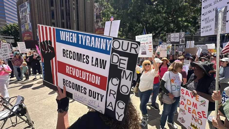 Se suma San Diego, California a la movilizaci�n masiva contra Trump