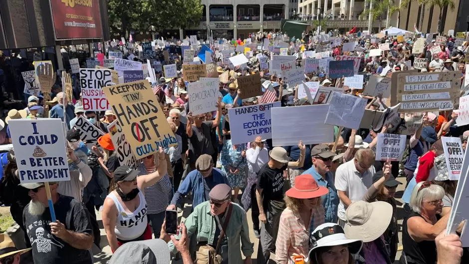 Se suma San Diego, California a la movilizaci�n masiva contra Trump