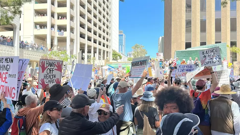 Se suma San Diego, California a la movilizaci�n masiva contra Trump