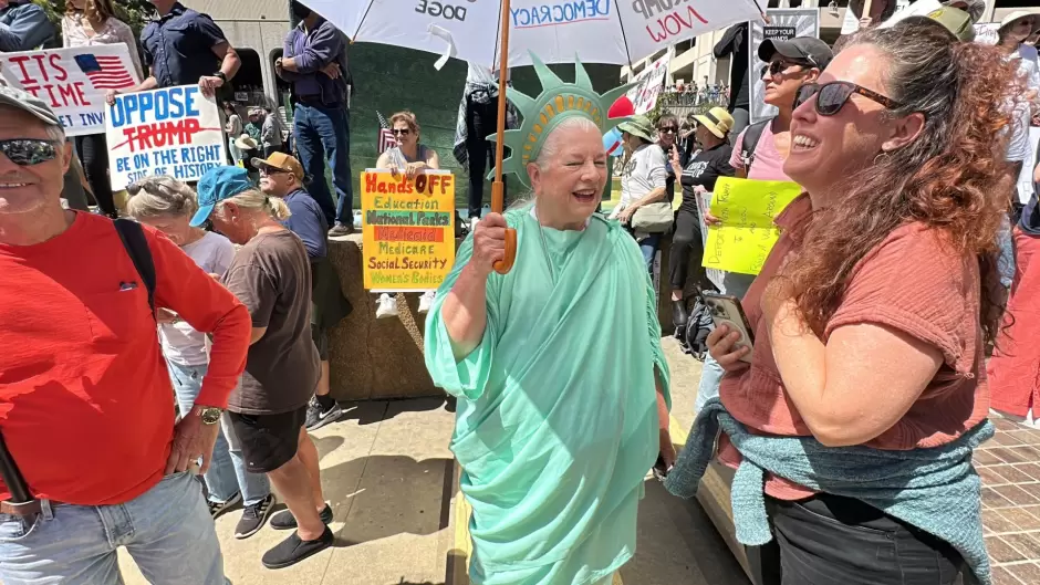 Se suma San Diego, California a la movilizaci�n masiva contra Trump