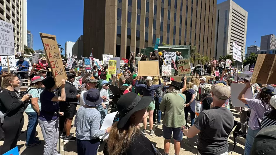 Se suma San Diego, California a la movilizaci�n masiva contra Trump