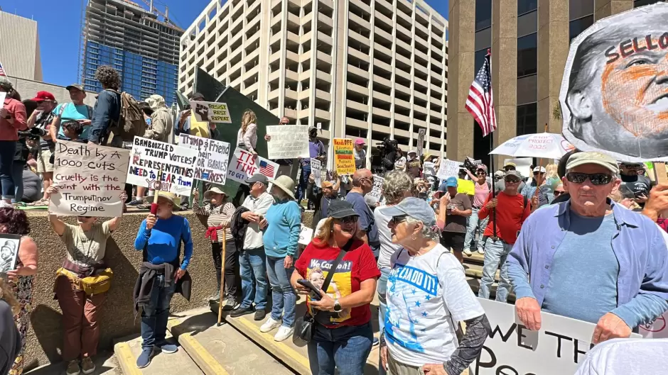 Se suma San Diego, California a la movilizaci�n masiva contra Trump