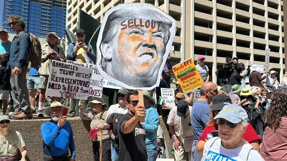 Se suma San Diego, California a la movilizaci�n masiva contra Trump