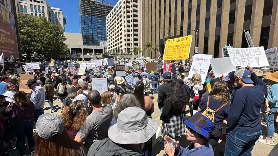 Se suma San Diego, California a la movilizaci�n masiva contra Trump