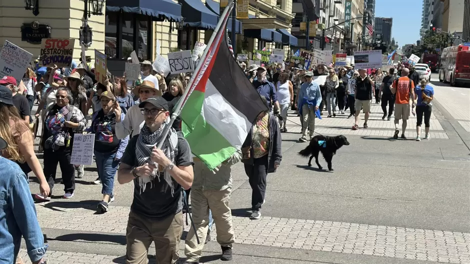 Se llenan las calles del centro de San Diego, marchan contra Trump