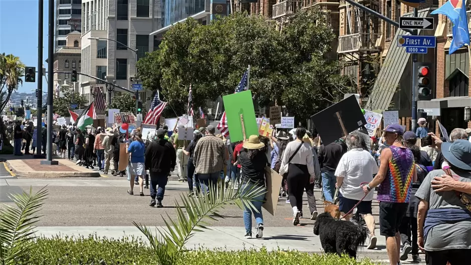 Se llenan las calles del centro de San Diego, marchan contra Trump