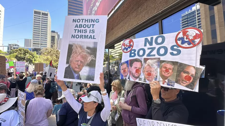 Se llenan las calles del centro de San Diego, marchan contra Trump