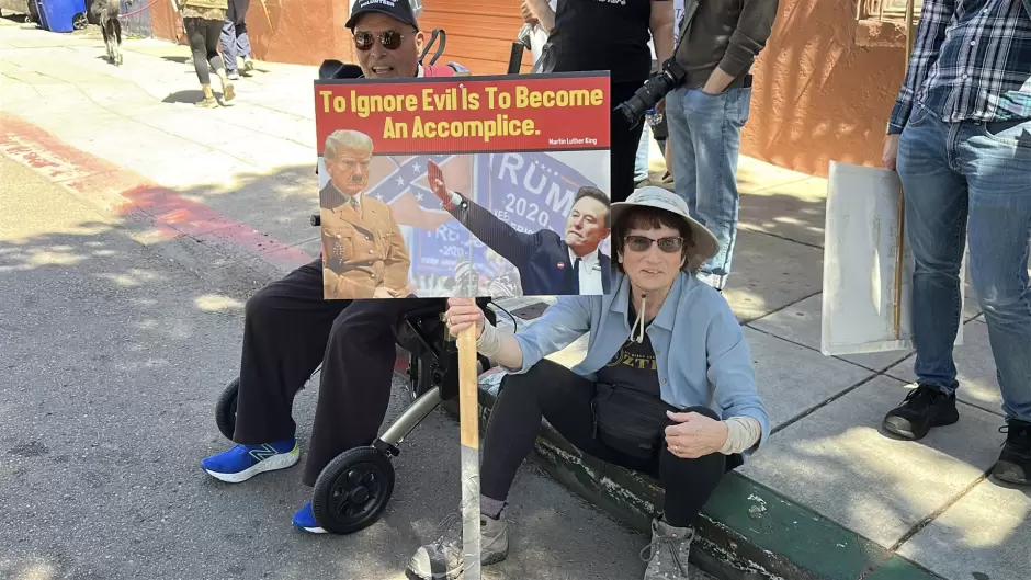 Se llenan las calles del centro de San Diego, marchan contra Trump