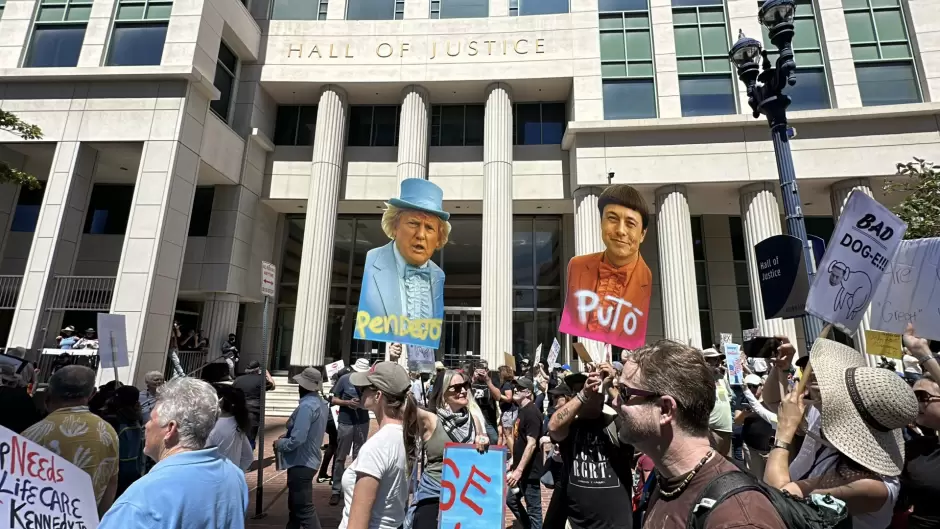 Se llenan las calles del centro de San Diego, marchan contra Trump