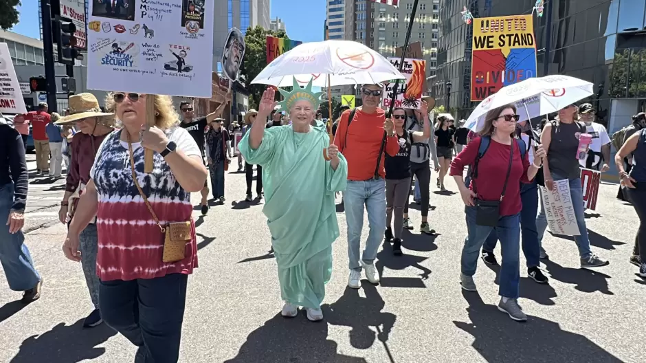 Se llenan las calles del centro de San Diego, marchan contra Trump