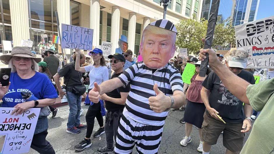 Se llenan las calles del centro de San Diego, marchan contra Trump