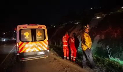 Accidente vehicular en curva del libramiento Rosas Magall�n dej� parcialmente ce