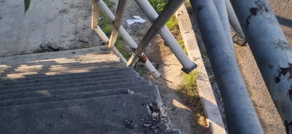 Pasamanos de puente peatonal presenta da�os; alumnos lo usan diariamente