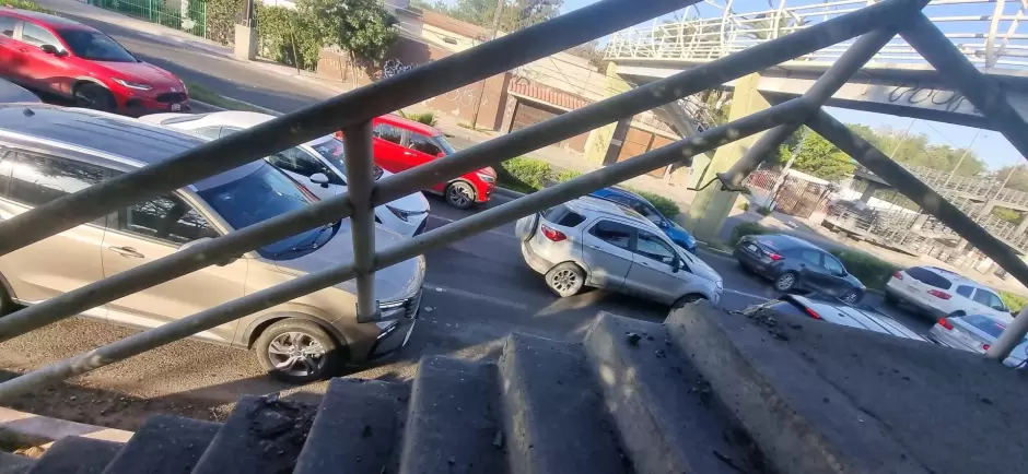 Pasamanos de puente peatonal presenta da�os; alumnos lo usan diariamente