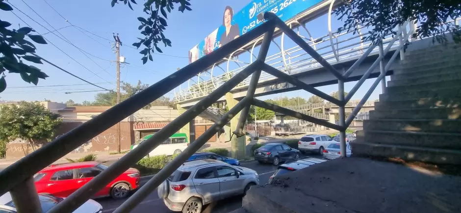 Pasamanos de puente peatonal presenta da�os; alumnos lo usan diariamente