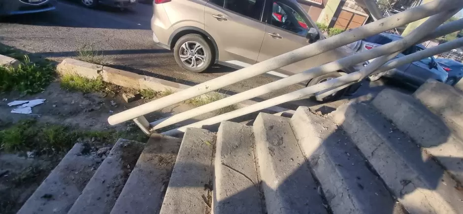 Pasamanos de puente peatonal presenta da�os; alumnos lo usan diariamente