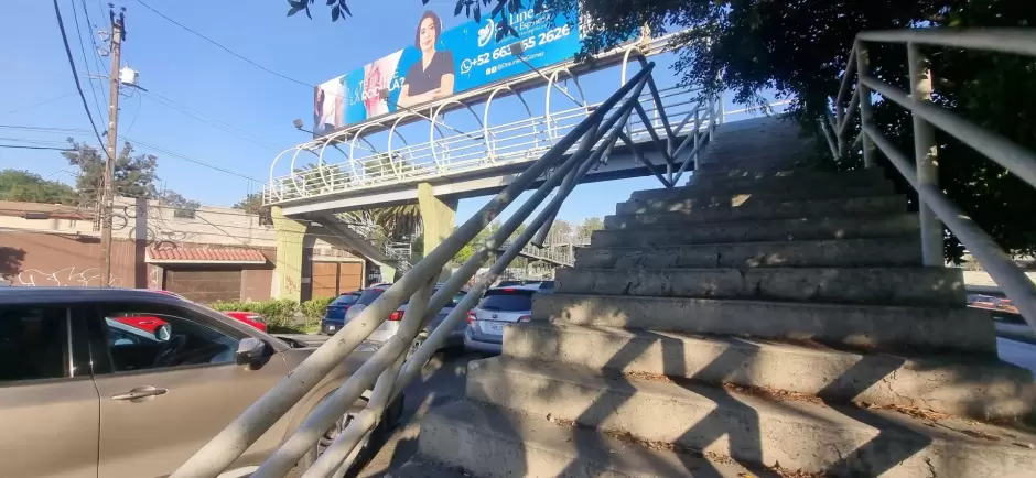 Pasamanos de puente peatonal presenta da�os; alumnos lo usan diariamente