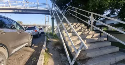 Pasamanos de puente peatonal presenta da�os; alumnos lo usan diariamente