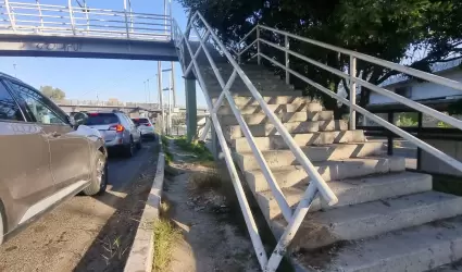 Pasamanos de puente peatonal presenta da�os; alumnos lo usan diariamente