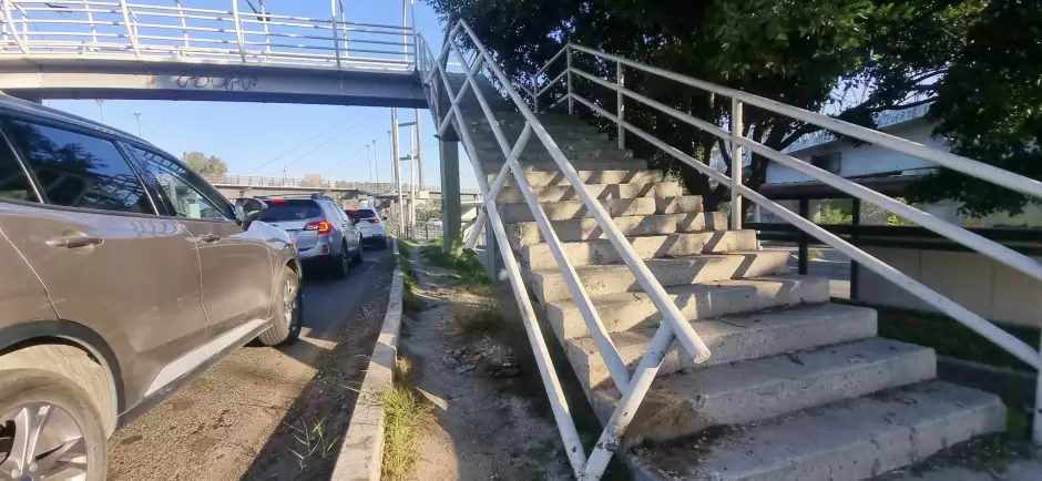Pasamanos de puente peatonal presenta da�os; alumnos lo usan diariamente