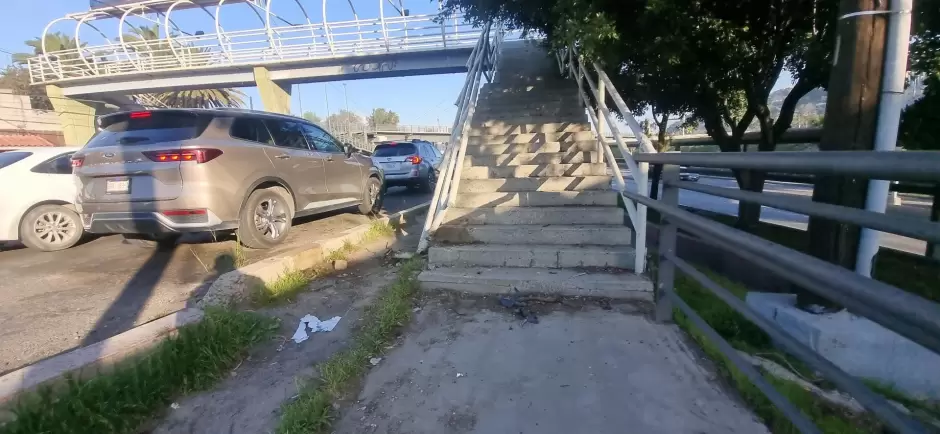 Pasamanos de puente peatonal presenta da�os; alumnos lo usan diariamente