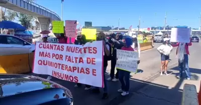 Pacientes oncol�gicos del HGT marcharon hasta la garita para denunciar falta de 