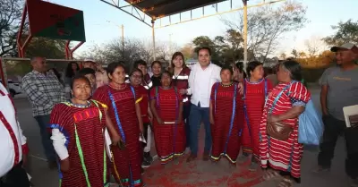 Heriberto Aguilar con la comunidad Triqui del poblado Miguel Alem�n