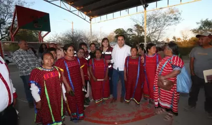 Heriberto Aguilar con la comunidad Triqui del poblado Miguel Alem�n