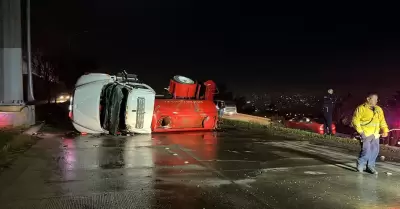Volc� unidad de Bomberos que iba a un incendio en Tijuana