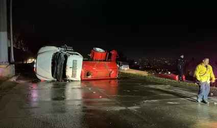 Volc� unidad de Bomberos que iba a un incendio en Tijuana