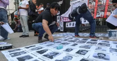 Colectivos de madres buscadoras realizan un cierre simb�lico en las puertas 2 y