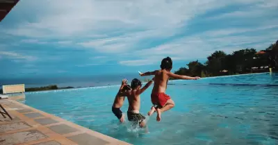 balneario alberca albercada piscina vacaciones Tres Ni�os Saltando Al Agua