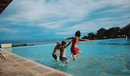balneario alberca albercada piscina vacaciones Tres Ni�os Saltando Al Agua